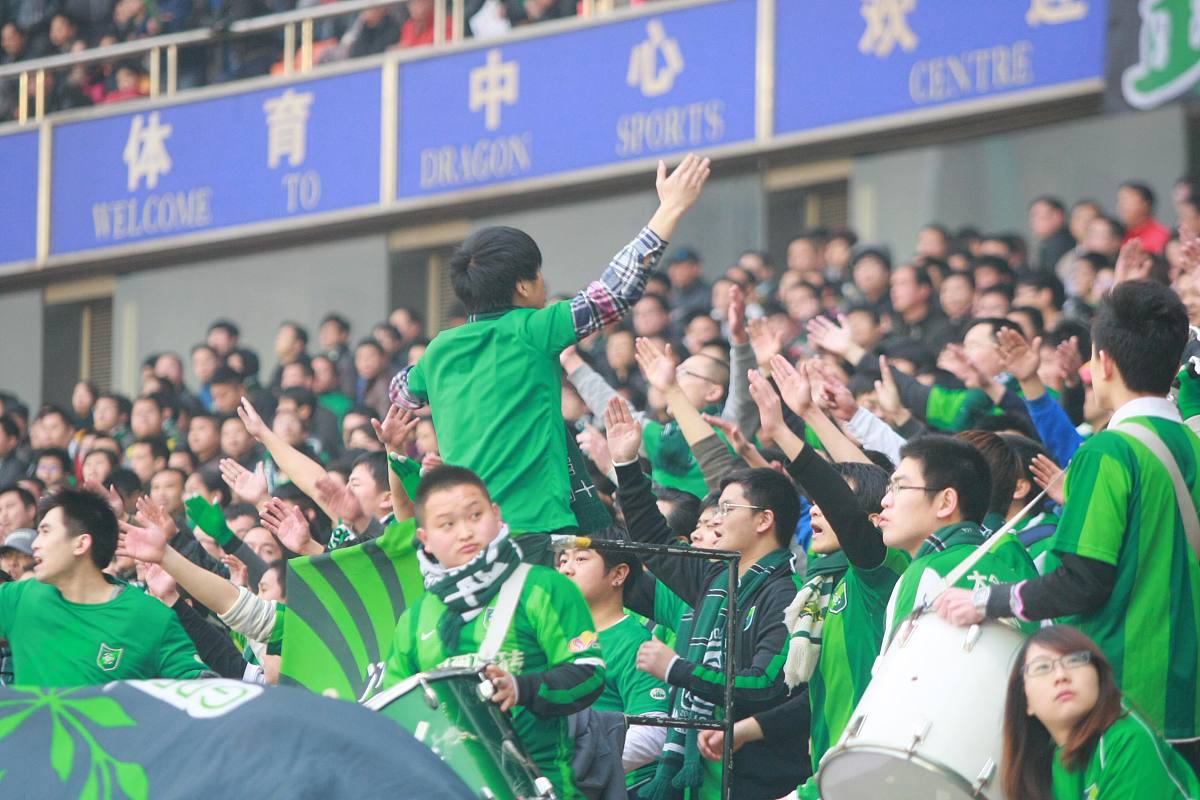 篮球比赛现场，球迷激情加油呐喊