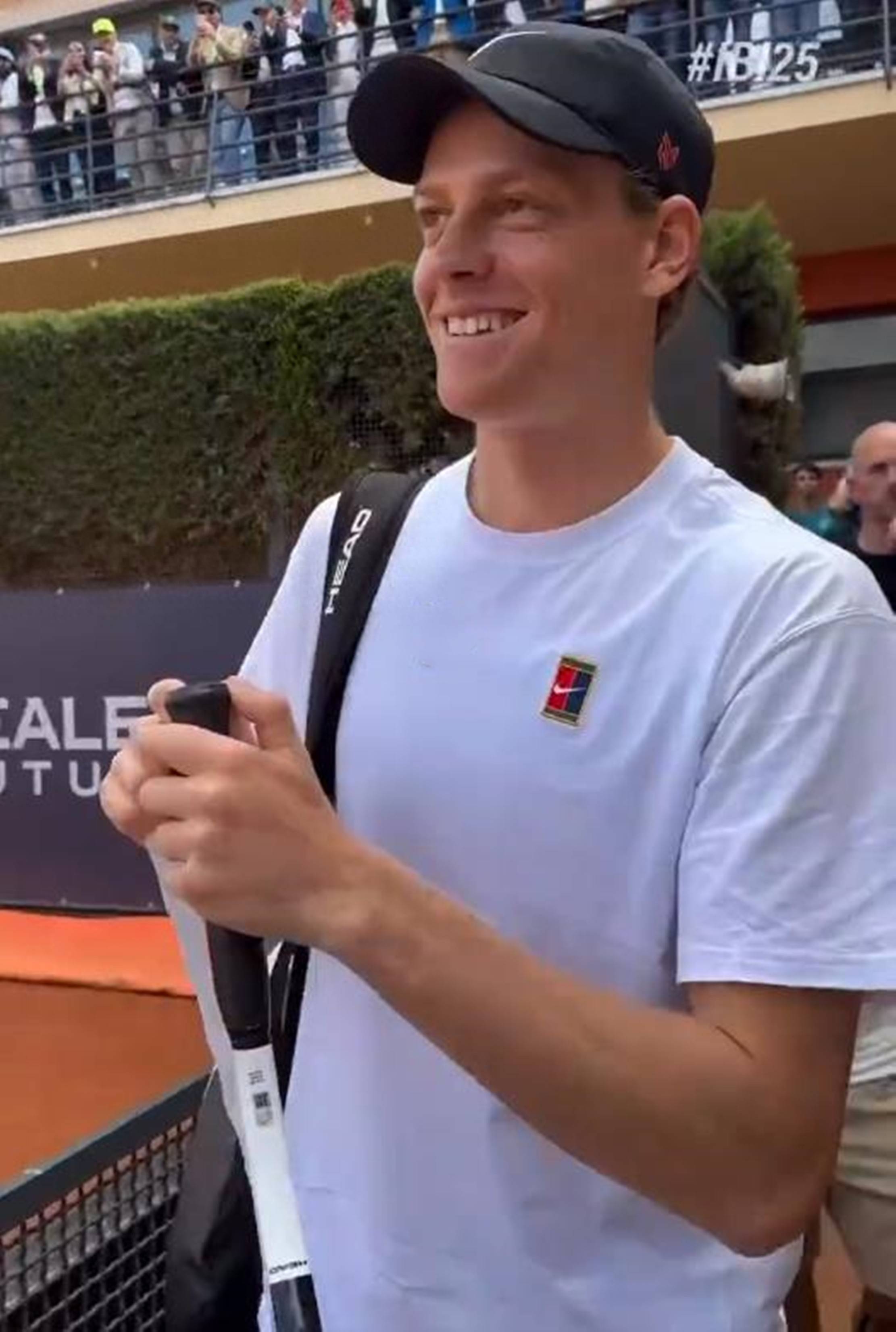 湖人球星三分绝杀，全场观众热烈欢呼，的是文章手机自己.